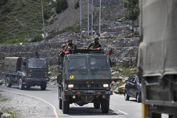 ▲▼ 印度軍方車隊通過拉達克地區（Ladakh）一處檢查哨。（圖／達志影像／美聯社）