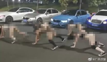 ▲熱褲女團在路上大跳性感舞蹈。（圖／翻攝自廣西交警微博，下同）
