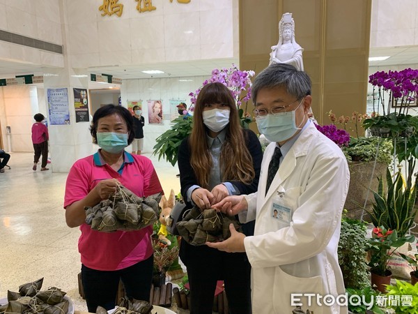 ▲中國醫藥大學北港附設醫院院長吳錫金感謝致贈者。（圖／記者蔡佩旻翻攝）