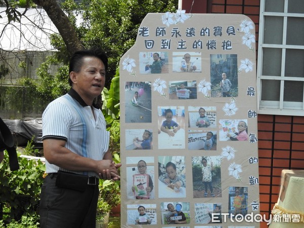 ▲▼南投縣信義鄉松姓幼兒園男童，天黑心急上山去幫阿嬤採蕃茄，返家途中農用搬運車翻車身亡。縣長林明溱及校長伍約翰到松家慰問，並頒給松童結業證書。（圖／南投縣政府提供，下同）