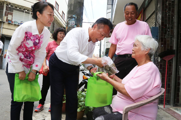 ▲中埔鄉和興社區包萬顆粽，縣長翁章梁協助送。（圖／記者翁伊森翻攝）