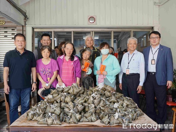 ▲台南紡織公司、南紡購物中心及台南市東光關懷弱勢福利促進協會攜手傳愛，準備肉粽600顆，贈送給里內低收入戶及邊緣弱勢家庭，提前歡慶端午佳節。（圖／記者林悅翻攝，下同）