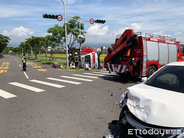 ▲▼宜蘭市縣民大道自小客與救護車相撞，救護車翻覆。（圖／記者游芳男翻攝）