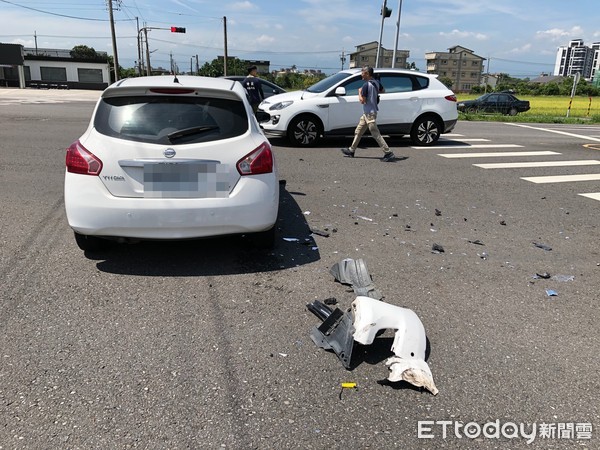 ▲▼宜蘭市縣民大道自小客與救護車相撞，救護車翻覆。（圖／記者游芳男翻攝）