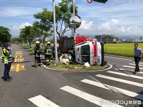 ▲▼宜蘭市縣民大道自小客與救護車相撞，救護車翻覆。（圖／記者游芳男翻攝）