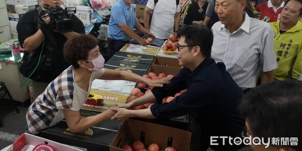 ▲▼      陳其邁投入高雄市長補選，赴果菜市場傾聽民意       。（圖／記者洪正達攝）