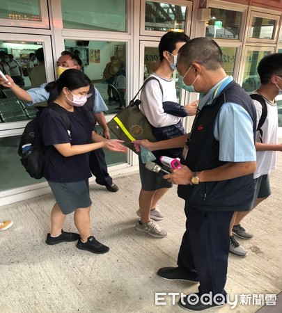 ▲屏東客運公司搭乘遊客酒精消毒             。（圖／記者陳崑福翻攝）