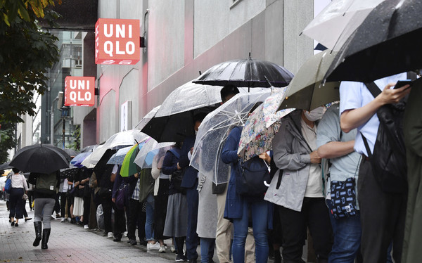 ▲▼日本UNIQLO涼感口罩開賣。（圖／達志影像／美聯社）