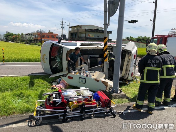 ▲▼宜蘭一輛救護車遭轎車猛撞後，車翻倒車頂沒了，其中救護員傷重開刀中。（圖／記者游芳男翻攝，下同）