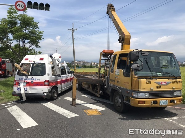 ▲▼宜蘭一輛救護車遭轎車猛撞後，車翻倒車頂沒了，其中救護員傷重開刀中。（圖／記者游芳男翻攝，下同）