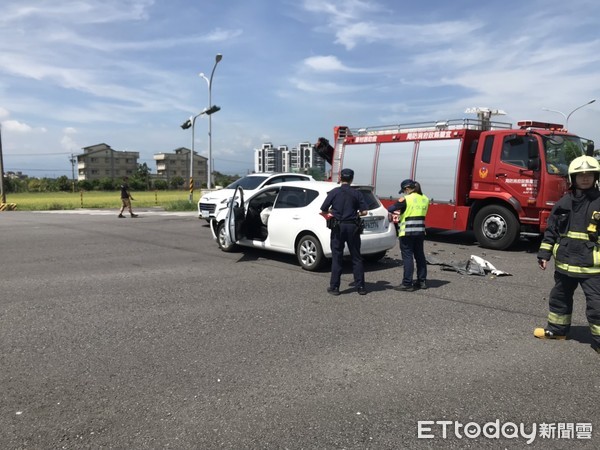 ▲▼宜蘭一輛救護車遭轎車猛撞後，車翻倒車頂沒了，其中救護員傷重開刀中。（圖／記者游芳男翻攝，下同）