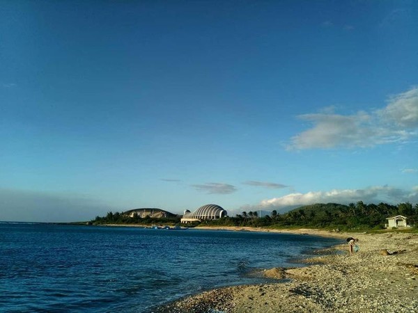 海生館張姓講師陪同帶領29名學童前往後灣發起淨灘活動，遇到不明人士亂灑紙汙染海灘。（翻攝自後灣生態旅遊粉絲頁）