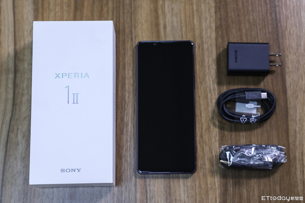 ▲SONY XPERIA 1 II開箱。（圖／記者林敬旻攝）