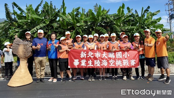 ▲ 新北萬里大鵬國小畢業生挑戰陸海空 爬上繩索登高領畢業證書。（圖／新北市大鵬國小提供）