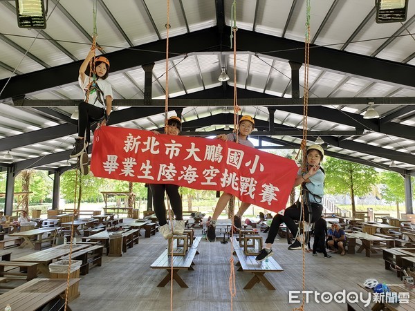 ▲ 新北萬里大鵬國小畢業生挑戰陸海空 爬上繩索登高領畢業證書。（圖／新北市大鵬國小提供）