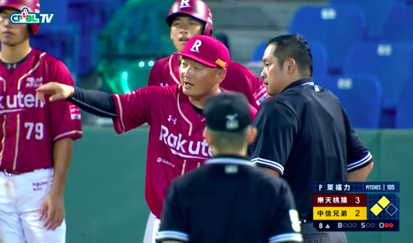 ▲林泓育妨礙跑壘出局，曾豪駒上場抗議。（圖／翻攝CPBL.TV）