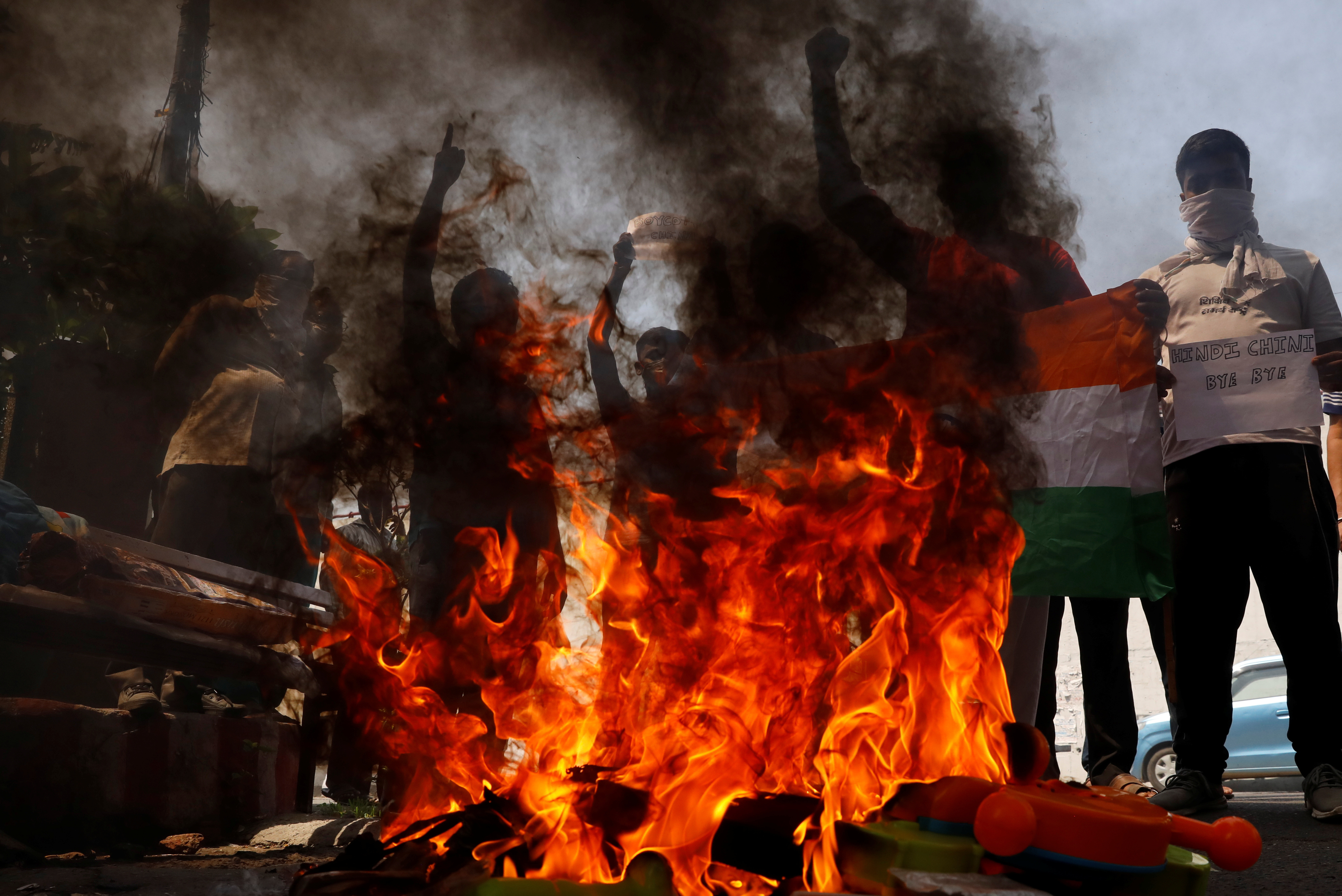 ▲▼中印,印中／印度新德里示威者焚燒中國產品。（圖／路透）