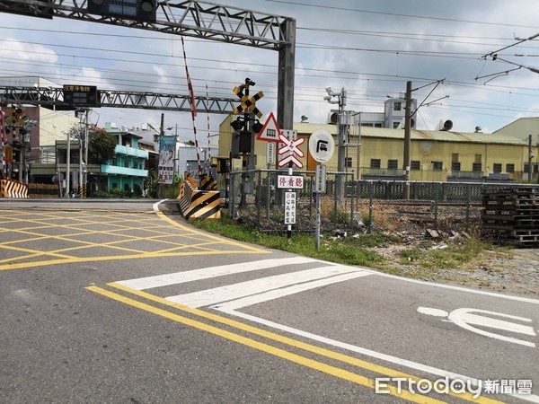 ▲台鐵泰和路平交道上午發生有男子坐鐵軌遭撞身亡。（圖／記者唐詠絮攝）