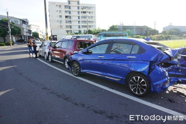 ▲大寮發生一起貨車追撞3車意外，肇事車主落跑，監視器全都錄             。（圖／記者吳奕靖翻攝）