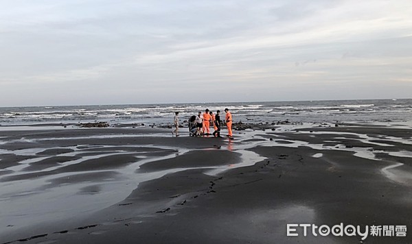 楊梅警方會同海巡署人員在埋屍沙灘上挖掘女嬰遺體。（圖／記者沈繼昌翻攝）