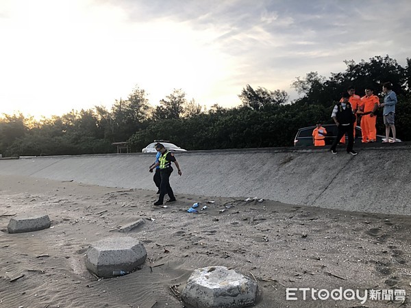 楊梅警方19日清晨在新屋海灘挖掘女嬰遺體。（圖／記者沈繼昌翻攝）