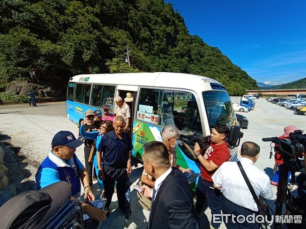 ▲▼南投「雙龍瀑布七彩吊橋」20日開幕啟用，部落道路、停車空間有限，縣府與豐榮客運共同推出雙龍暢遊電子套票及彩繪中巴公車，鼓勵遊客搭乘大眾交通工具到旅遊景點。（圖／南投縣政府提供）