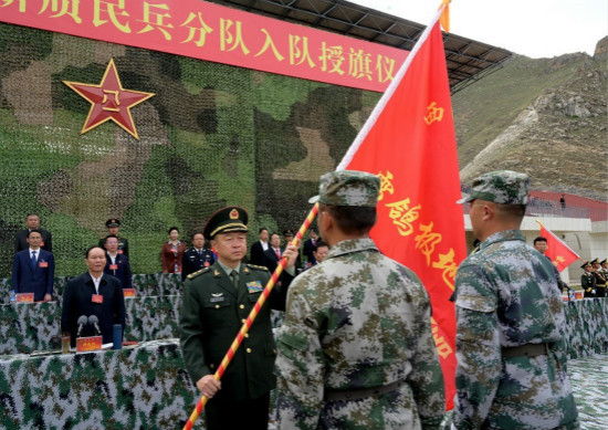 ▲拉薩市一個民兵訓練基地內，15日舉行了西藏民兵新質「五隊」的授旗儀式。（圖／翻攝自人民網)