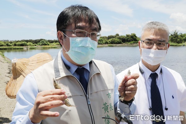 ▲台南市長黃偉哲偕同農業局長謝耀清，親自前往位於南區的養蝦場，瞭解及關心蝦場養殖狀況及防疫工作的進行。（圖／記者林悅翻攝，下同）