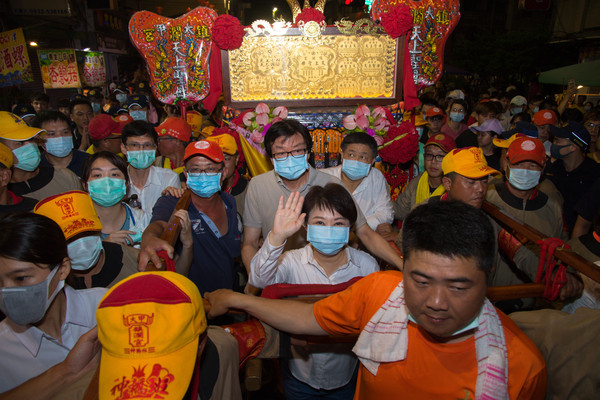 ▲盧秀燕和顏清標等人一起舉行媽祖安座儀式。（圖／台中市政府提供）