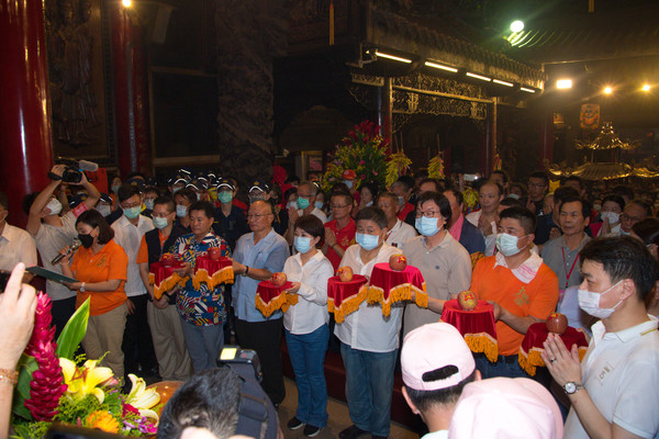 ▲盧秀燕和顏清標等人一起舉行媽祖安座儀式。（圖／台中市政府提供）