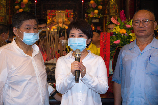 ▲盧秀燕和顏清標等人一起舉行媽祖安座儀式。（圖／台中市政府提供）