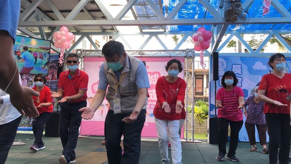 ▲▼台北市長柯文哲嘉義市參訪，與長者一起跳舞。（圖／記者楊亞璇攝）