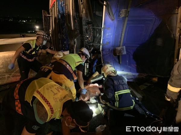 ▲▼貨櫃車在匝道右彎翻車，駕駛受困，消防隊救援送醫。（圖／記者李忠憲翻攝）