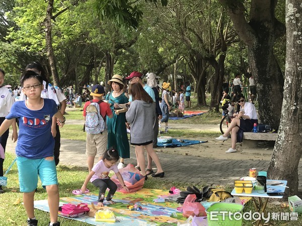 ▲▼嘉義市北香湖公園日環食。（圖／記者賴文萱攝）