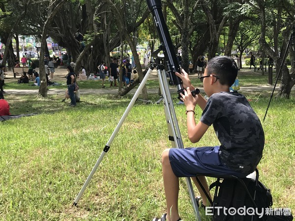 ▲▼嘉義市北香湖公園日環食。（圖／記者賴文萱攝）