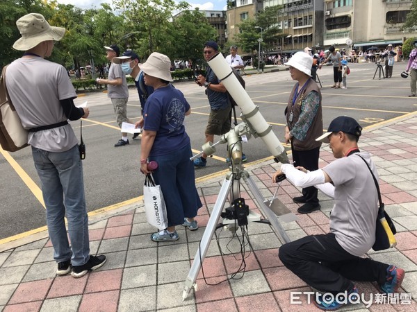 ▲▼台北市立天文館外等著排隊進場的民眾繞了天文館一大圈。（圖／記者許展溢攝）