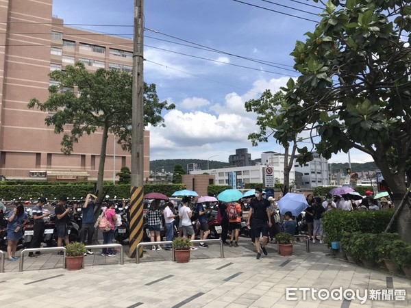 ▲▼台北市立天文館外等著排隊進場的民眾繞了天文館一大圈。（圖／記者許展溢攝）