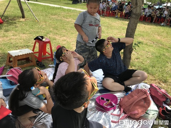 ▲▼嘉義北香湖公園日環食。（圖／記者賴文萱攝）