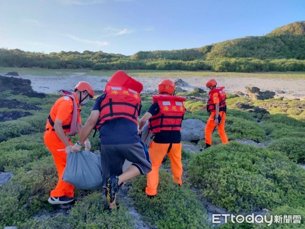 ▲▼ 20日下午4點多綠島朝日溫泉岸際發現一具男性大體，經指認為日前小琉球失潛客。（圖／記者楊鈞典翻攝，下同）