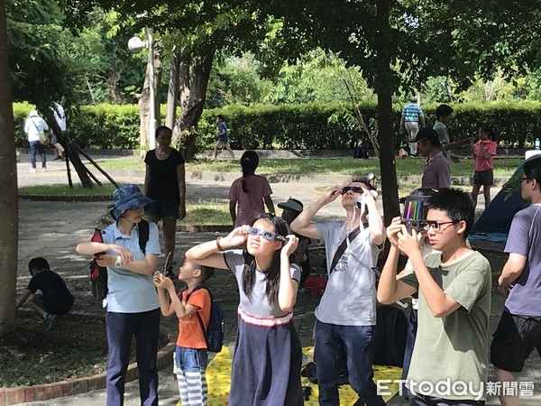 ▲▼嘉義北香湖公園日環食。（圖／記者賴文萱攝）