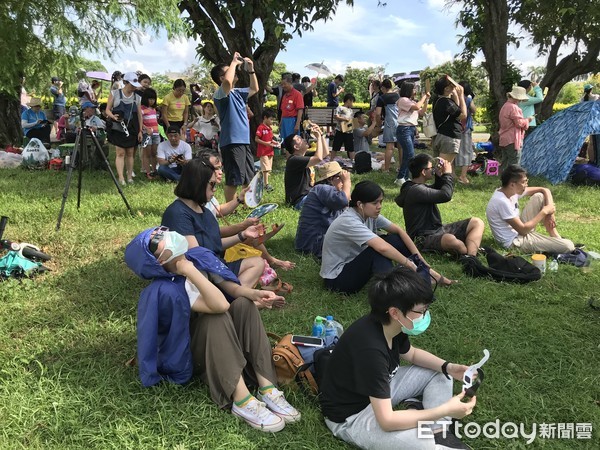 ▲▼嘉義北香湖公園日環食。（圖／記者賴文萱攝）