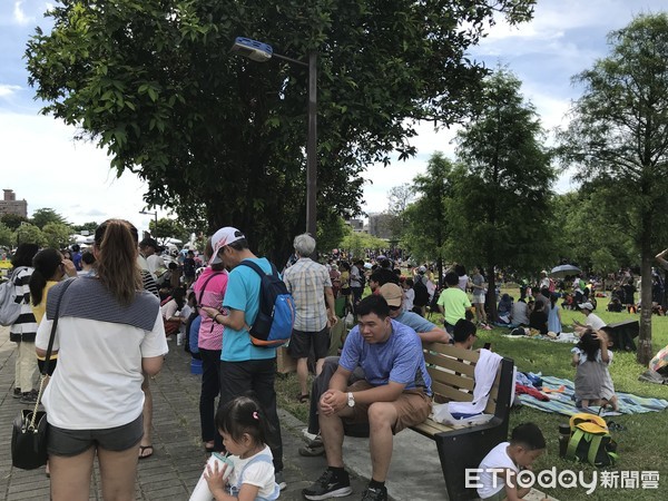 ▲▼嘉義北香湖公園日環食。（圖／記者賴文萱攝）