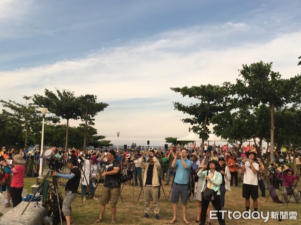 ▲▼ 台東各地湧入大批遊客，爭相目睹日環食奇景            。（圖／記者楊鈞典翻攝，下同）