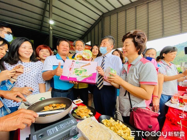 ▲▼阿中部長體驗刈茭白筍。（圖／記者張弘昌翻攝）