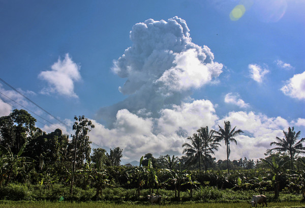 ▲印尼梅拉比火山（Mount Merapi）2020年6月21日兩度噴發。（圖／達志影像／美聯社）