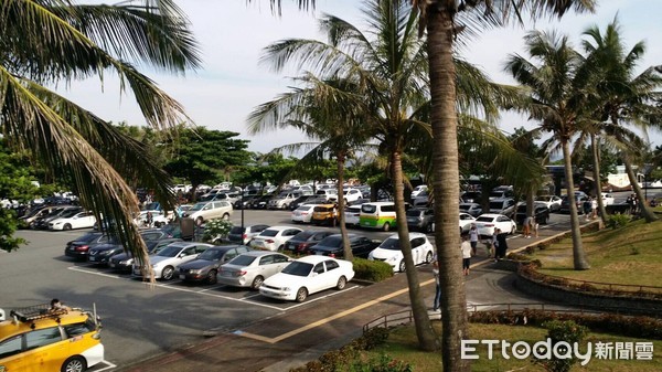 ▲來自各地的天文同好和遊客超過2千人，湧入成功海濱公園，爭睹並紀錄日環食的奇景。（圖／東管處提供，下同）