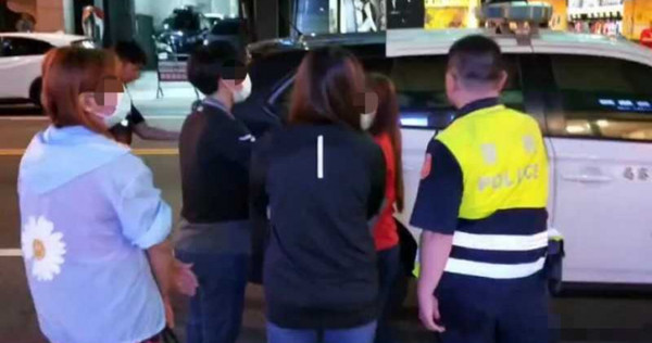 台南市警局掃黃，將涉案者送辦。（圖／翻攝畫面）