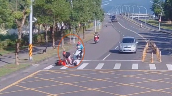 宜蘭孕婦挨撞倒地，對向「熱血哥」停車救人。（圖／東森新聞）