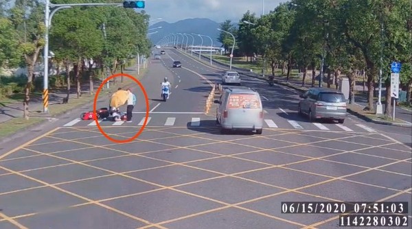 宜蘭孕婦挨撞倒地，對向「熱血哥」停車救人。（圖／東森新聞）