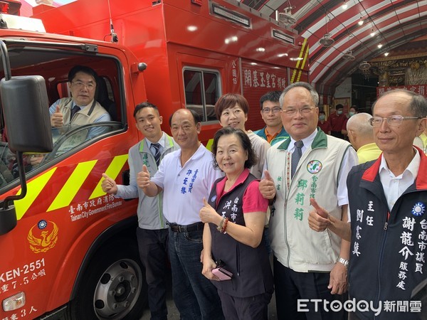 ▲台南市消防局舉辦開基玉皇宮小型水箱車及住警器捐贈儀式，由主委涂大松代表捐贈，市長黃偉哲接受並頒發感謝獎牌。（圖／記者林悅翻攝，下同）